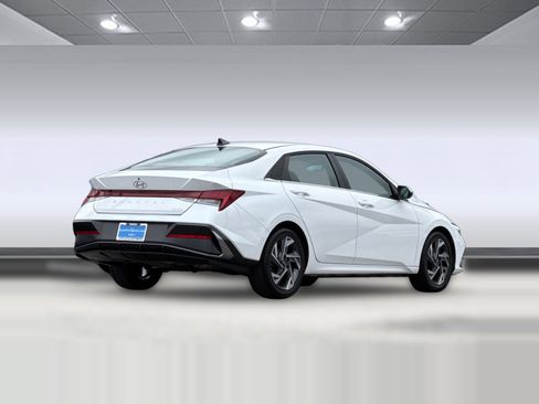 Used 2025 Hyundai Elantra Limited FWD image 8