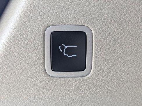 Used 2024 Chrysler Pacifica Touring-L FWD image 12