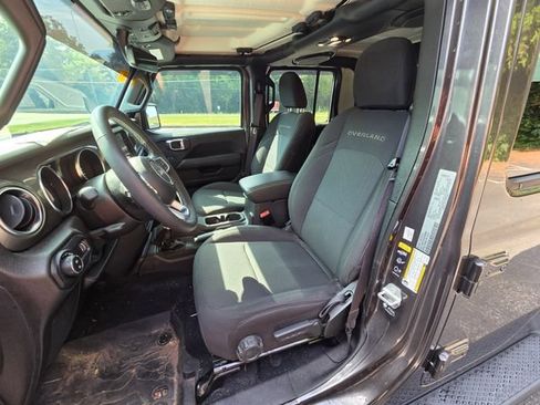 Used 2023 Jeep Gladiator Overland w/ Cold Weather Group AWD/4WD image 15