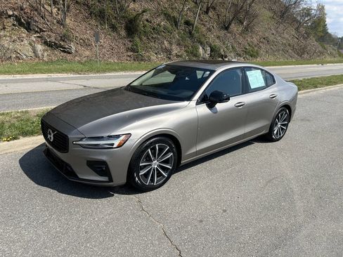 Used 2021 Volvo S60 T5 Momentum image 2