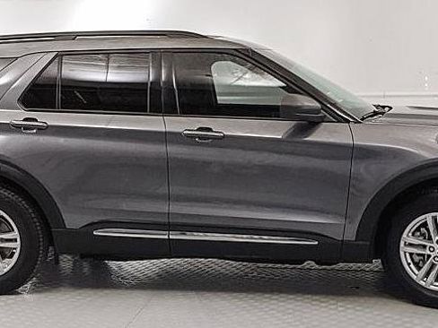 Certified 2023 Ford Explorer XLT image 2