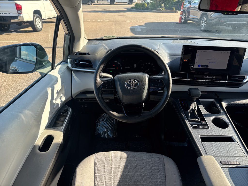 Used 2026 Toyota Sienna LE AWD/4WD image 14