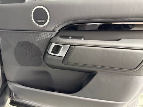 Certified 2025 Land Rover Discovery S image 33