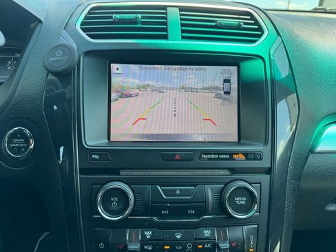 Used 2017 Ford Explorer XLT w/ Equipment Group 202A image 5