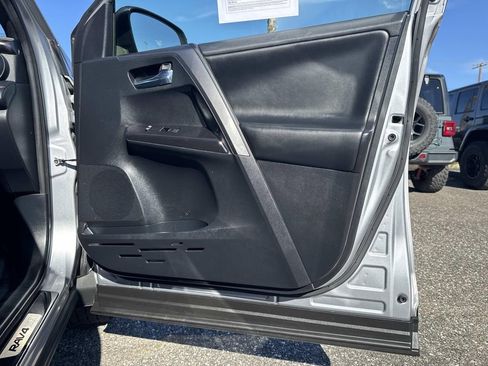 Used 2018 Toyota RAV4 SE w/ Advanced Technology Package image 28