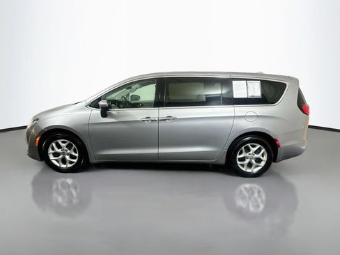 Used 2017 Chrysler Pacifica Touring Plus w/ Tire & Wheel Group FWD image 4