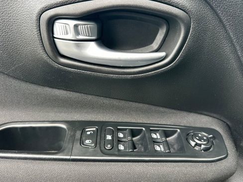 Used 2017 Jeep Renegade Latitude image 7