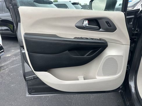 Used 2022 Chrysler Pacifica Touring-L FWD image 15