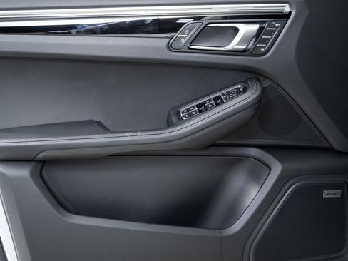 Certified 2025 Porsche Macan image 6