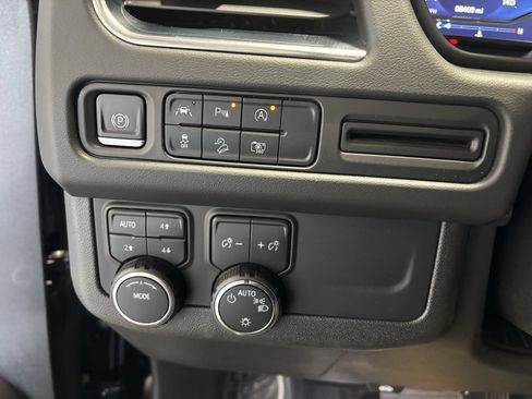 Used 2023 Chevrolet Suburban Z71 w/ Luxury Package image 4