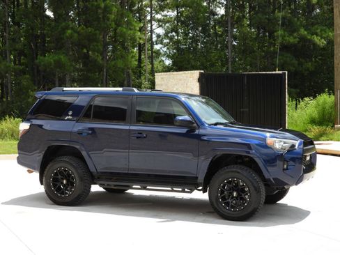 Used 2020 Toyota 4Runner SR5 AWD/4WD image 42