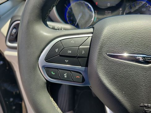 Used 2024 Chrysler Pacifica Touring-L FWD image 24