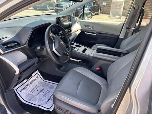 Used 2021 Toyota Sienna XLE FWD image 4