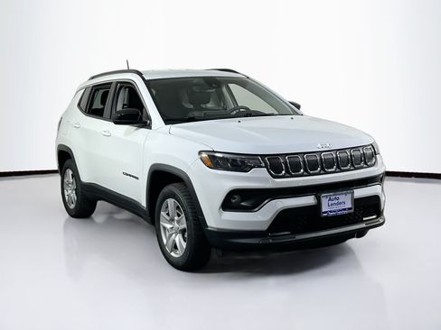 Used 2022 Jeep Compass Latitude w/ Convenience Group AWD/4WD image 3
