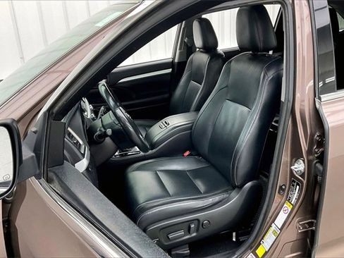 Used 2017 Toyota Highlander XLE image 8