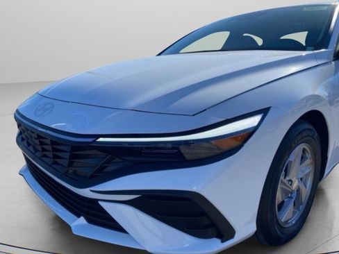 New 2026 Hyundai Elantra SE image 5