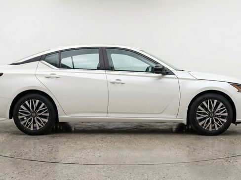 Used 2025 Nissan Altima 2.5 SV FWD image 11