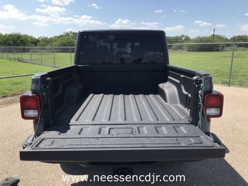 New 2025 Jeep Gladiator Sport image 18