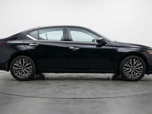 Used 2025 Nissan Altima 2.5 SV FWD image 11