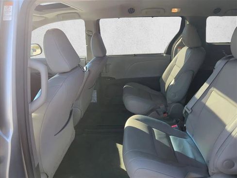 Used 2015 Toyota Sienna XLE image 16