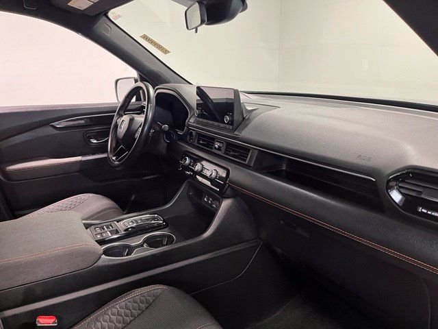 Used 2025 Honda Pilot Sport image 11