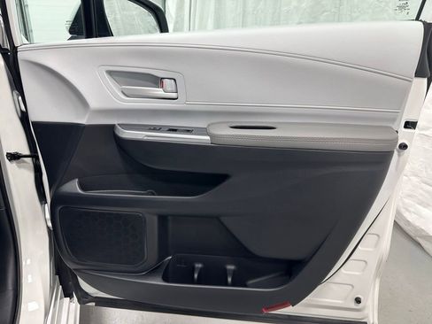 Used 2025 Toyota Sienna LE FWD image 61