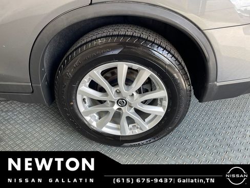 Used 2018 Nissan Rogue SV FWD image 35
