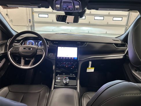 New 2025 Jeep Grand Cherokee Limited w/ Luxury Tech Group II image 31