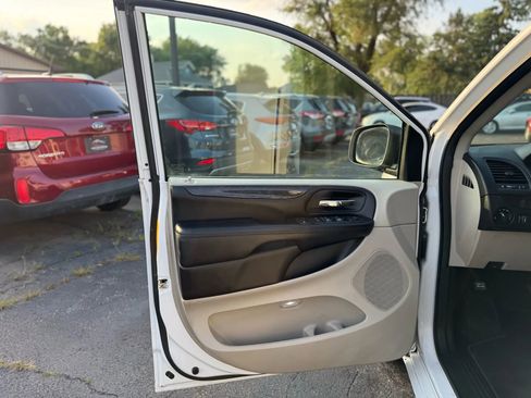 Used 2019 Dodge Grand Caravan SE image 11