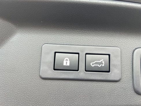 Used 2025 Subaru Forester Premium image 8