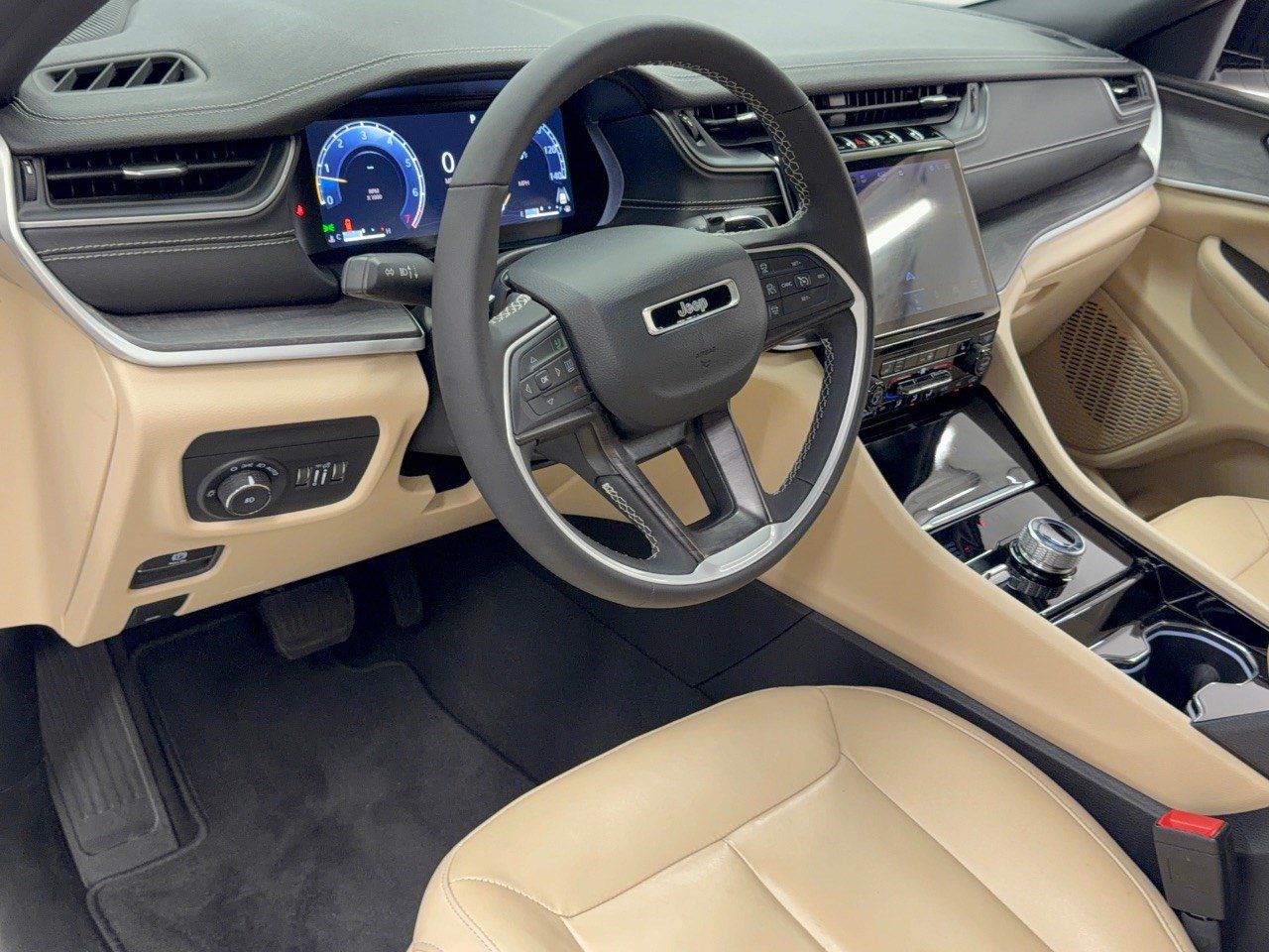 Used 2023 Jeep Grand Cherokee Limited AWD/4WD image 4