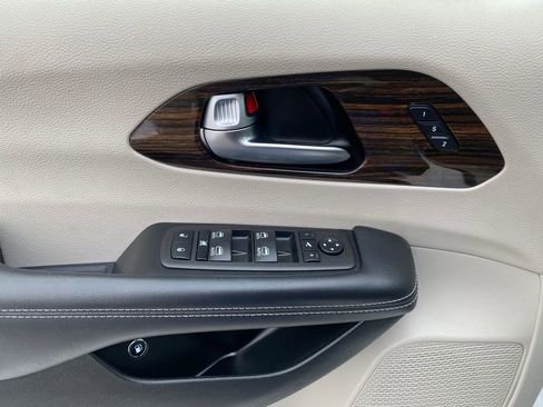 Used 2023 Chrysler Pacifica Limited image 15