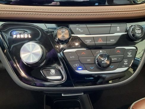 Used 2017 Chrysler Pacifica Limited image 16