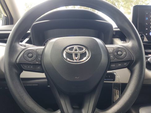 Used 2025 Toyota Corolla LE FWD image 19