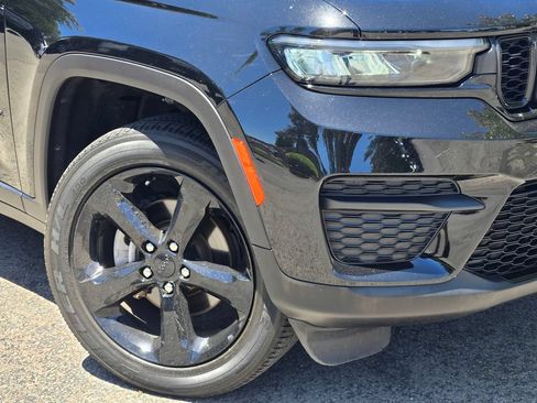 Used 2023 Jeep Grand Cherokee Altitude AWD/4WD image 4