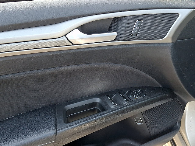 Used 2019 Ford Fusion SE FWD image 10