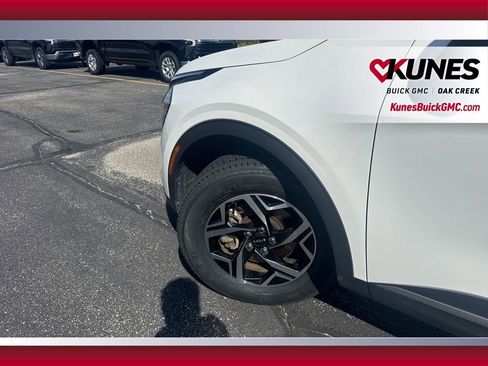 Used 2024 Kia Sportage LX image 5