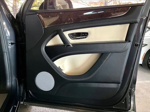 Used 2018 Bentley Bentayga Activity image 22