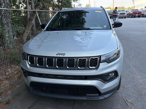 Used 2024 Jeep Compass Latitude AWD/4WD image 2