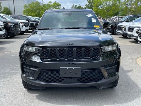 Used 2025 Jeep Grand Cherokee Altitude RWD image 2
