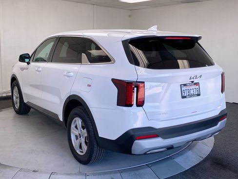 Certified 2025 Kia Sorento LX image 3
