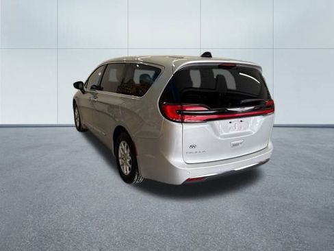 Used 2024 Chrysler Pacifica Touring-L image 3