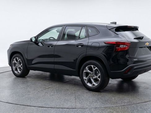 Used 2025 Chevrolet Trax LT FWD image 6