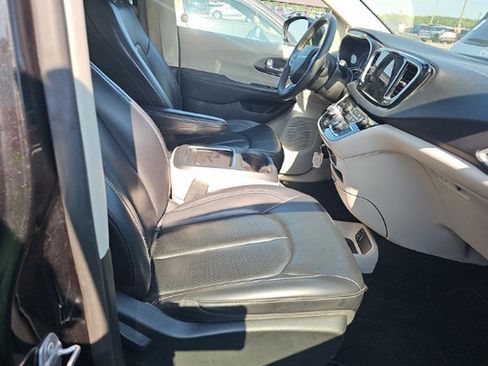 Used 2023 Chrysler Pacifica Touring-L FWD image 11