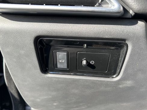 Used 2017 Jaguar F-PACE Premium image 19