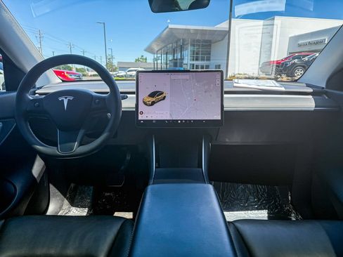 Used 2021 Tesla Model Y Long Range AWD/4WD image 11