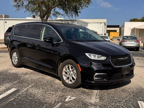 Used 2024 Chrysler Pacifica Touring-L FWD image 8