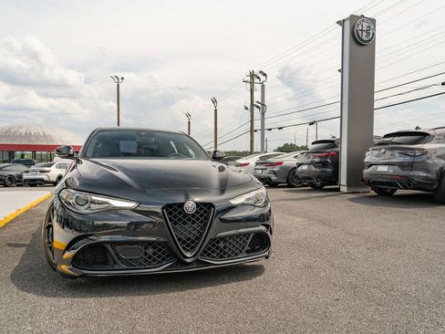 Used 2018 Alfa Romeo Giulia Quadrifoglio w/ Driver Assist Dynamic Package RWD image 13