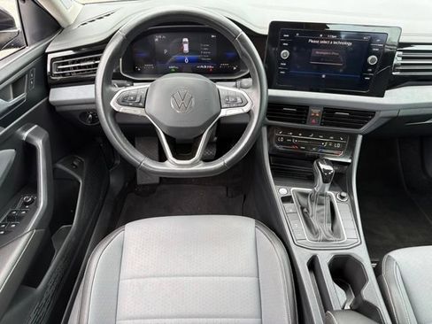 Used 2025 Volkswagen Jetta SE FWD image 32