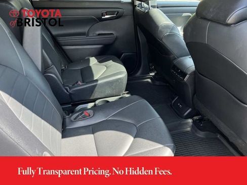Used 2021 Toyota Highlander XLE AWD/4WD image 24